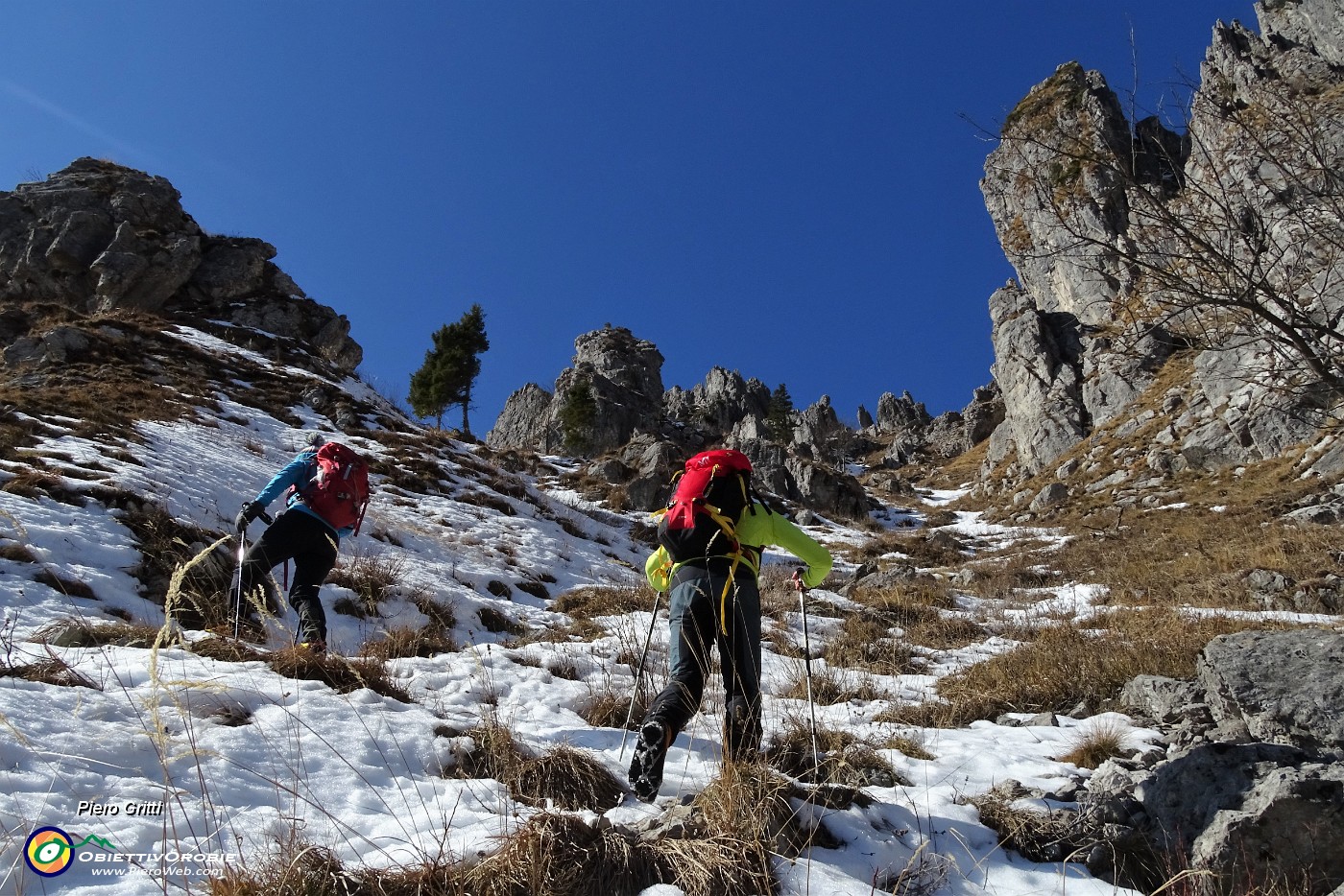 22 Canalino ripido, neve dura, calziamo i ramponi.JPG